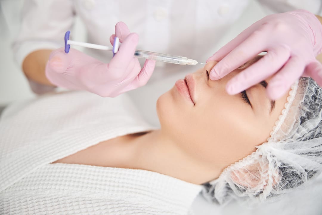 Procedimento estético facial realizado por profissional de luvas