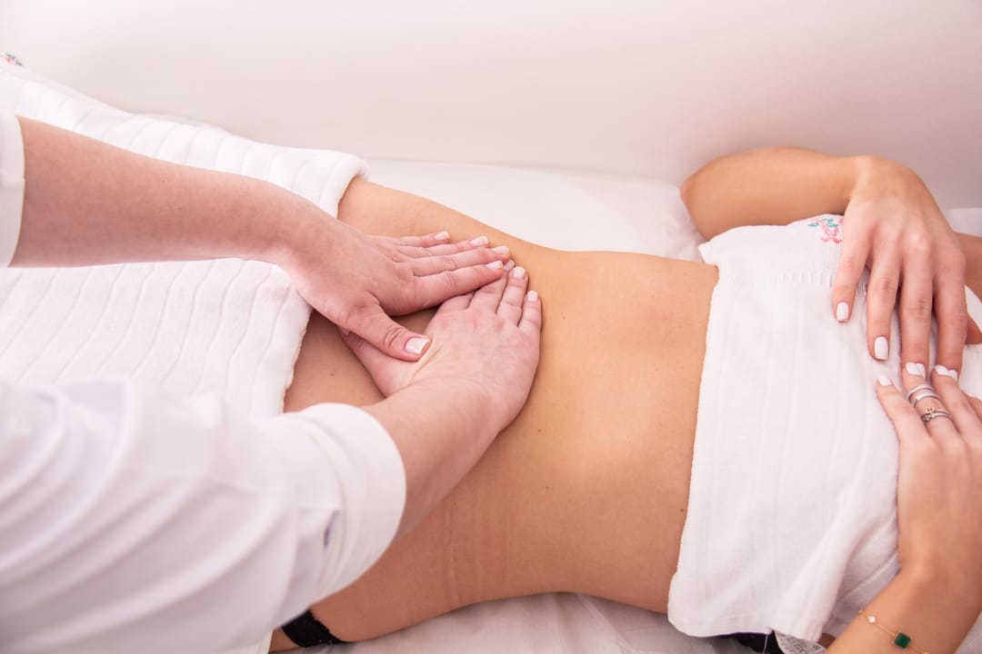Massagem na região do abdômen